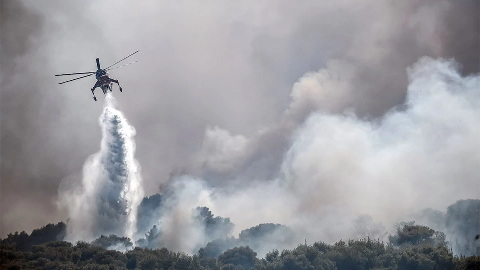 Φωτιά στα Βίλια: Τεράστιο το πύρινο μέτωπο - Μάχη με τις φλόγες δίνει η Πυροσβεστική